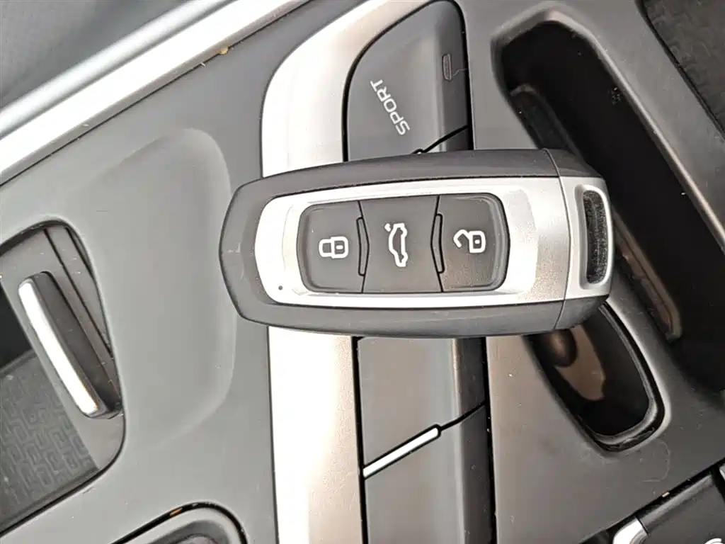 Фото 9 - Geely Emgrand X6