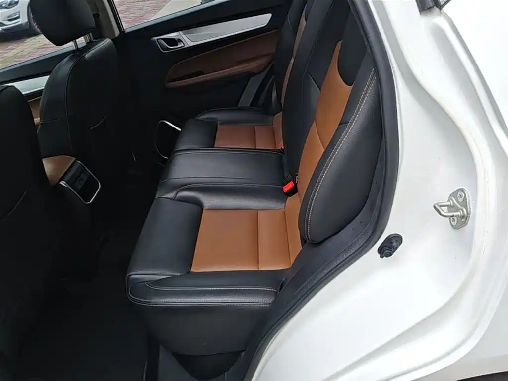 Фото 17 - Geely Emgrand X6