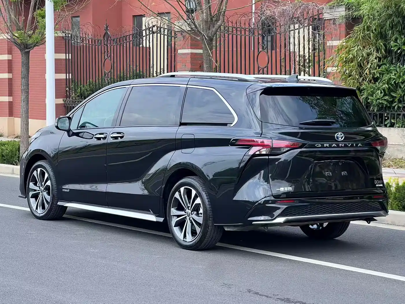 Toyota Granvia 2024 2.5L Hybrid Premium PLUS фото 3
