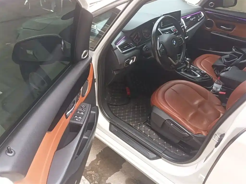 BMW 2 Series Touring 2016 218i Leading фото 16