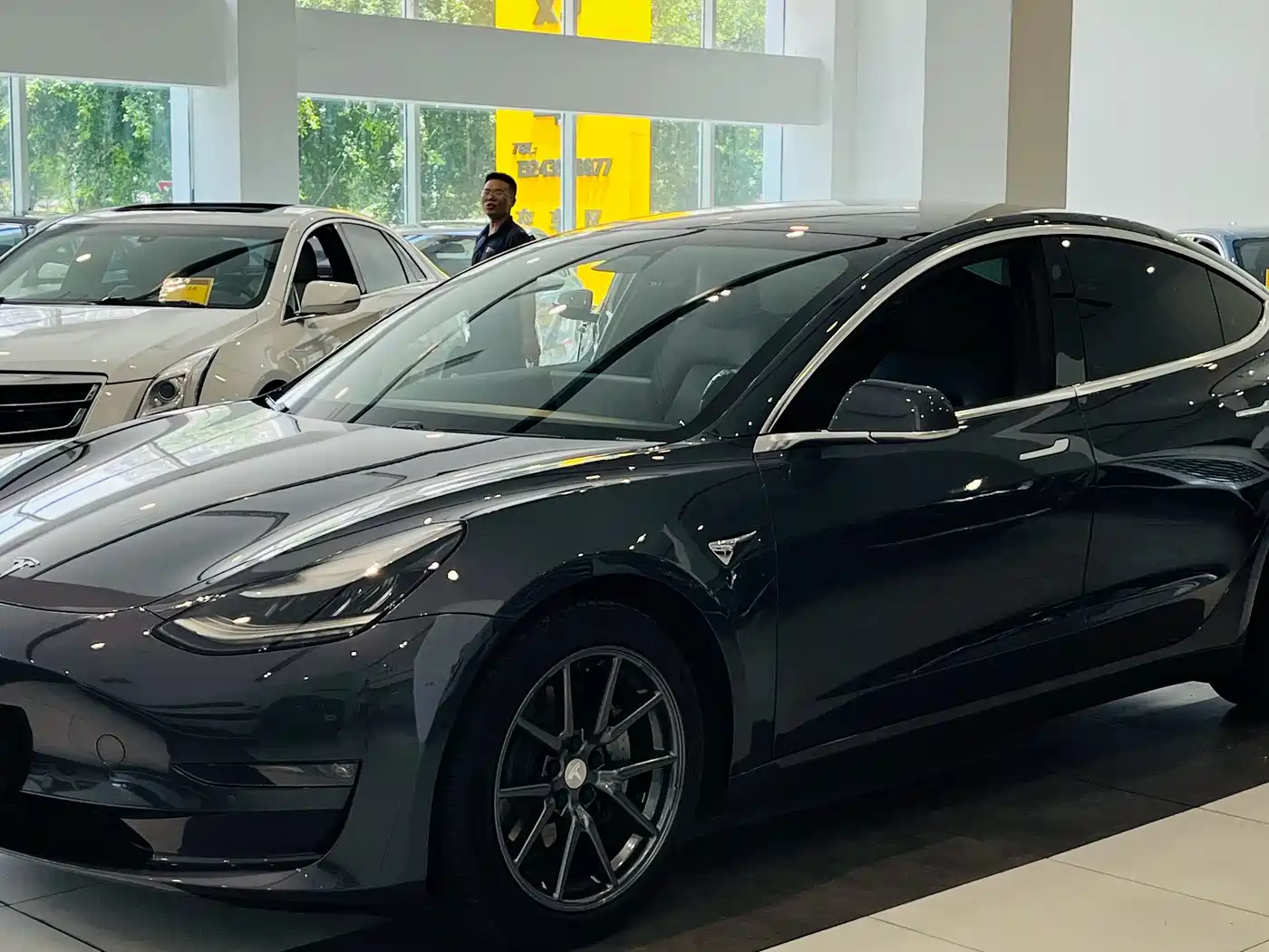 TESLA MODEL 3