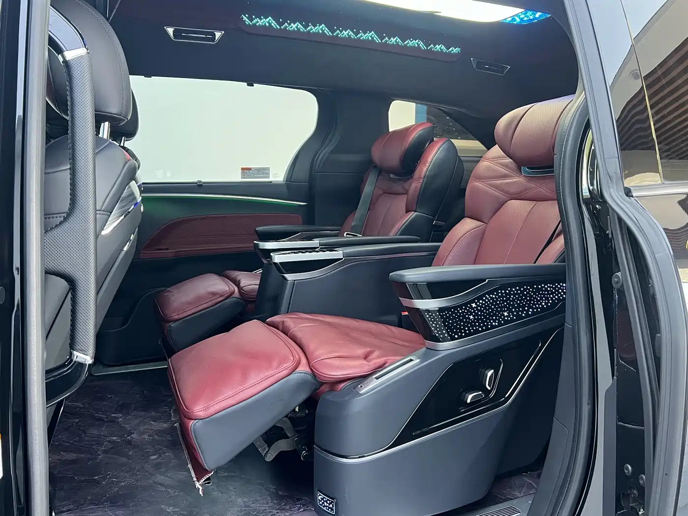 Toyota Sienna 2024 2.5L Hybrid Ultimate Premium Edition фото 10