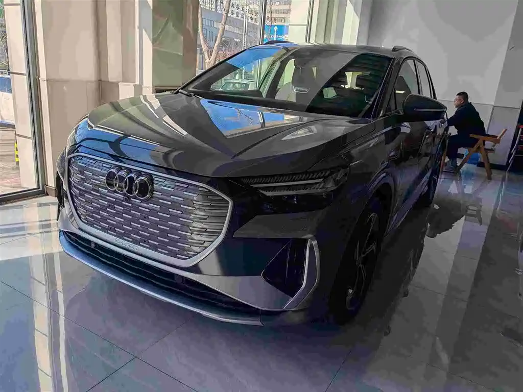 AUDI Q4 E TRON
