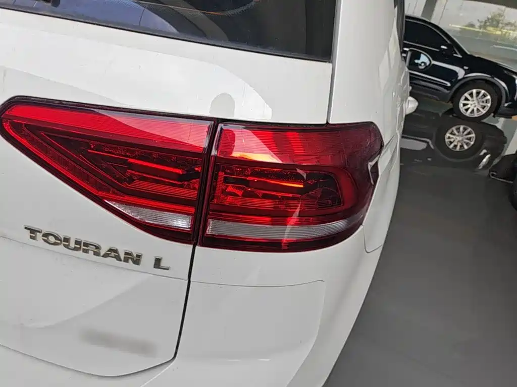 Photo 8 - Volkswagen Touran