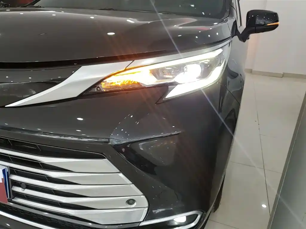 Toyota Sienna 2021 2.5L Hybrid Platinum Edition фото 24