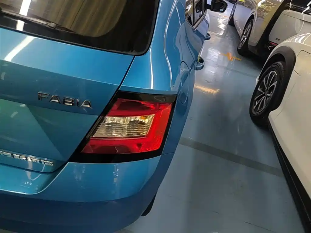 Škoda Fabia 2017 1.4L Auto Car Enjoy Edition фото 8