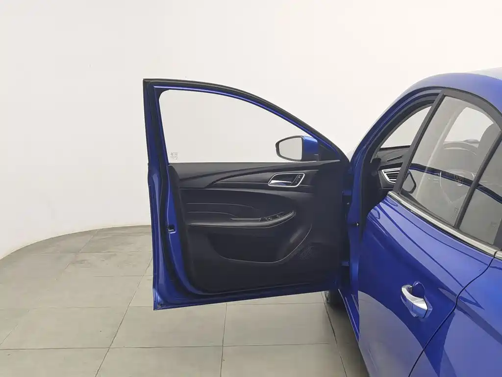 Фото 8 - Roewe i5