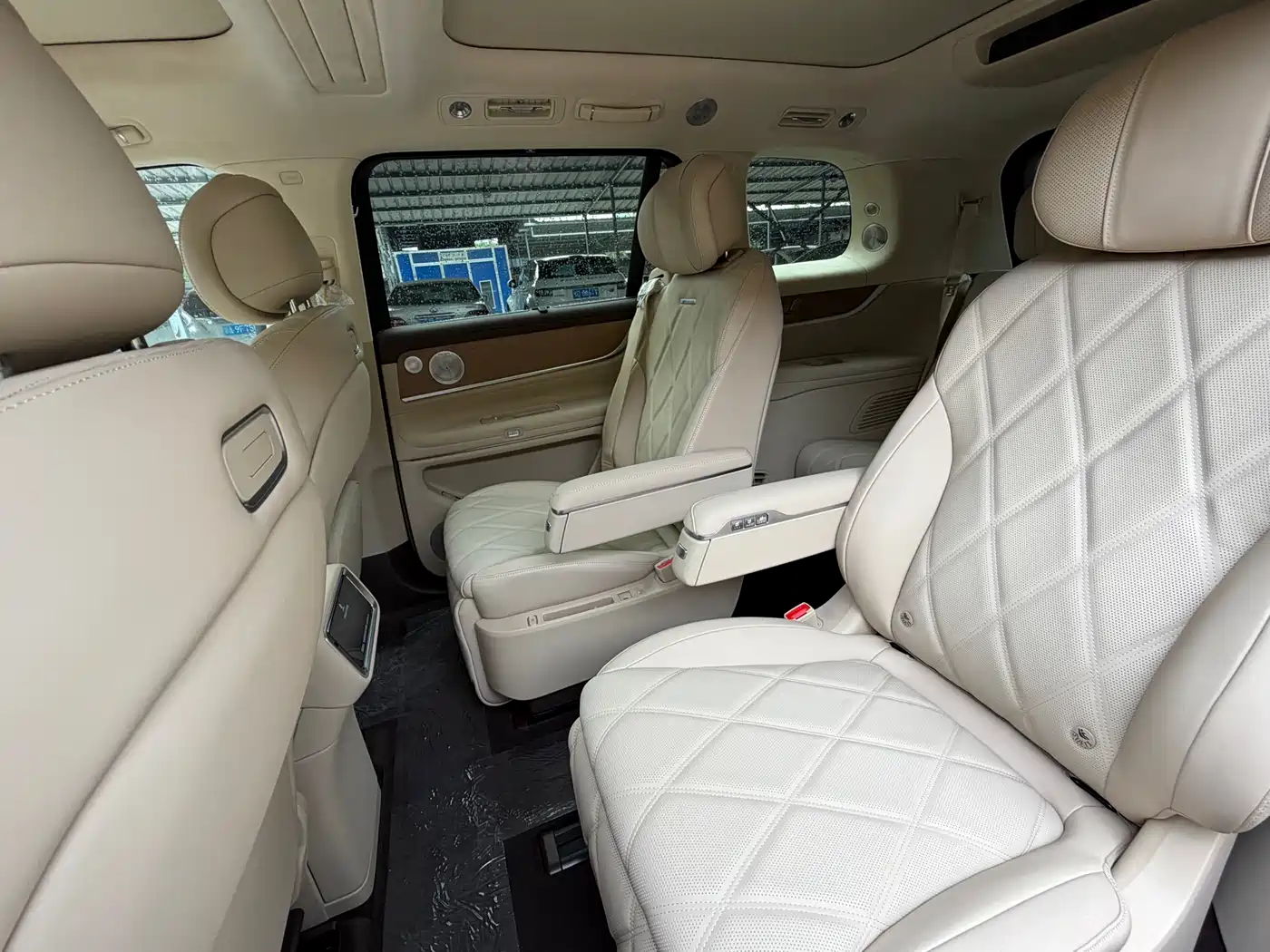 AITO Wenjie AITO M9 2026 Extended Range Ultra Edition 52kWh 6-seater фото 17