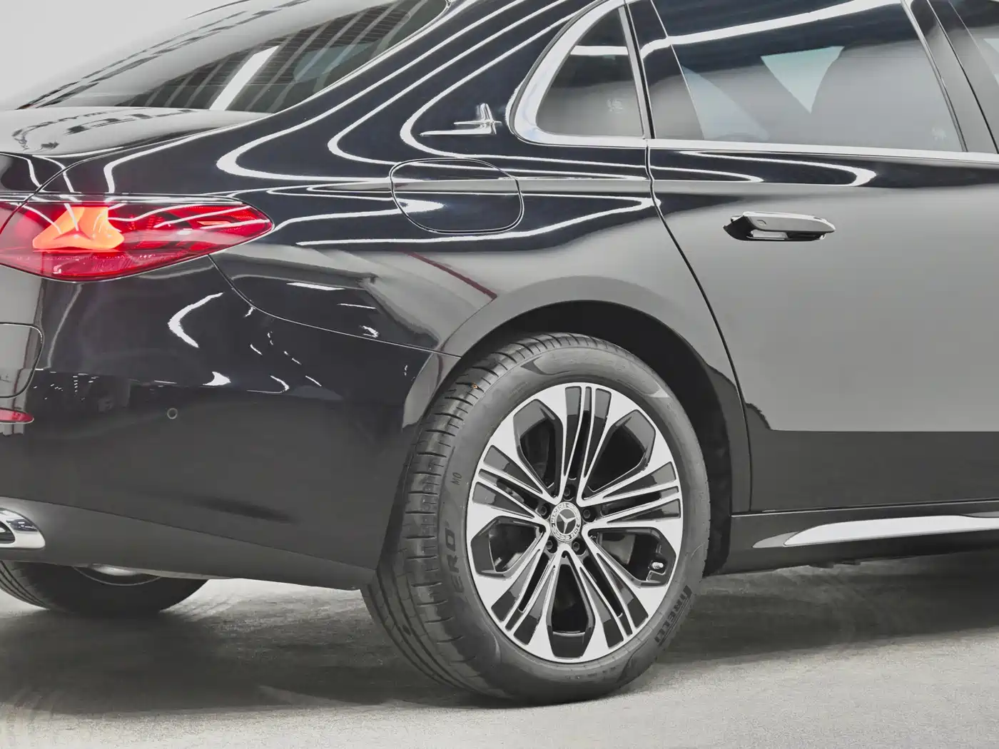Mercedes-Benz E-Class New Energy 2024 E 350 e L Plug-in Hybrid Sedan фото 32