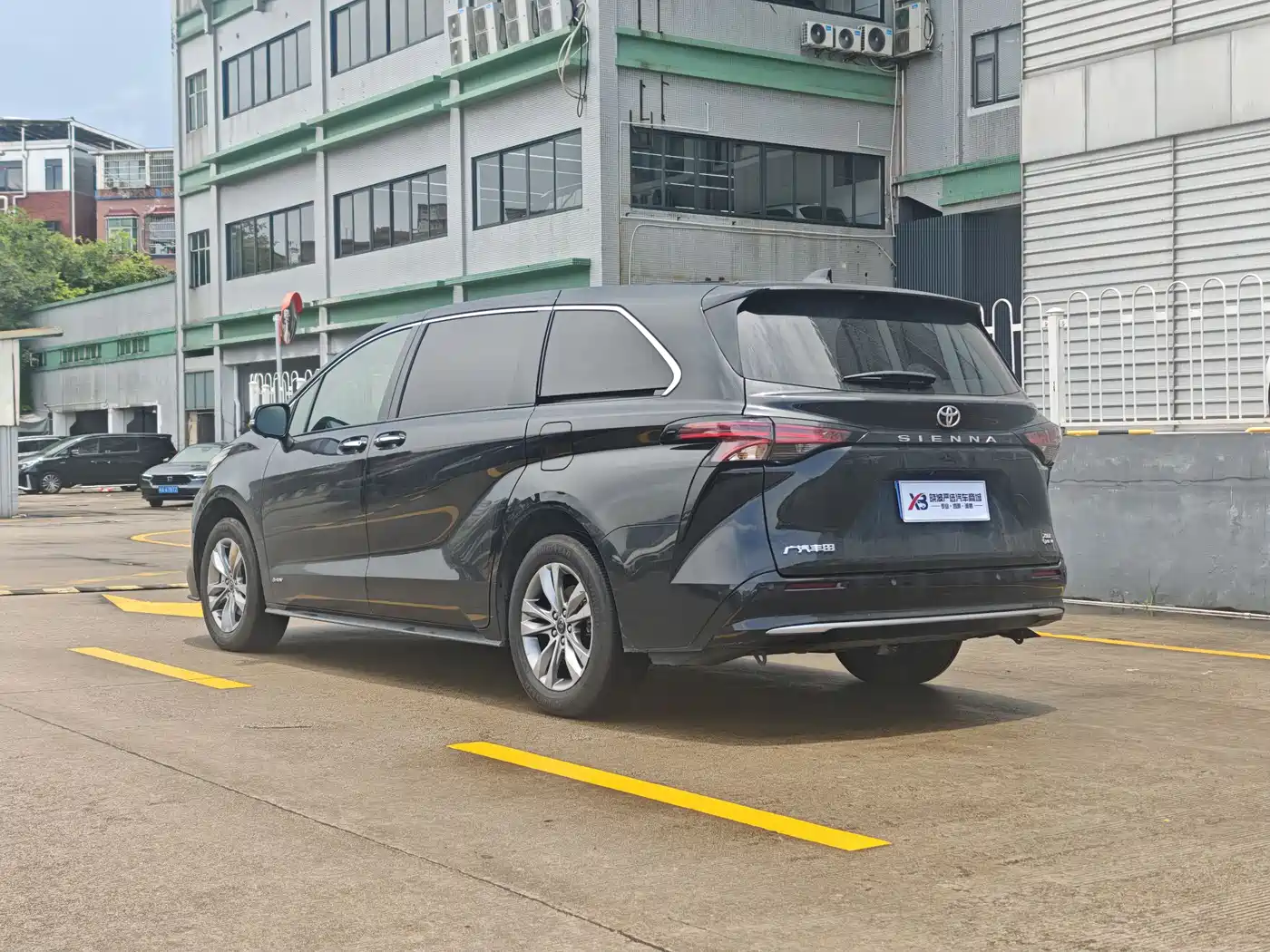 Toyota Sienna 2024 2.5L Hybrid Luxury Edition фото 6