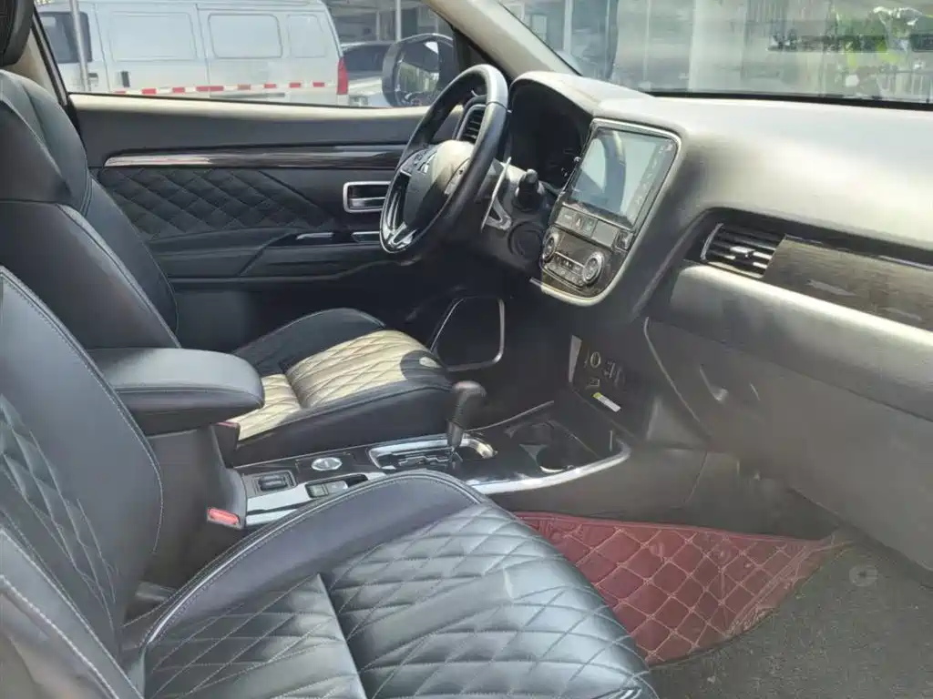 MITSUBISHI OUTLANDER