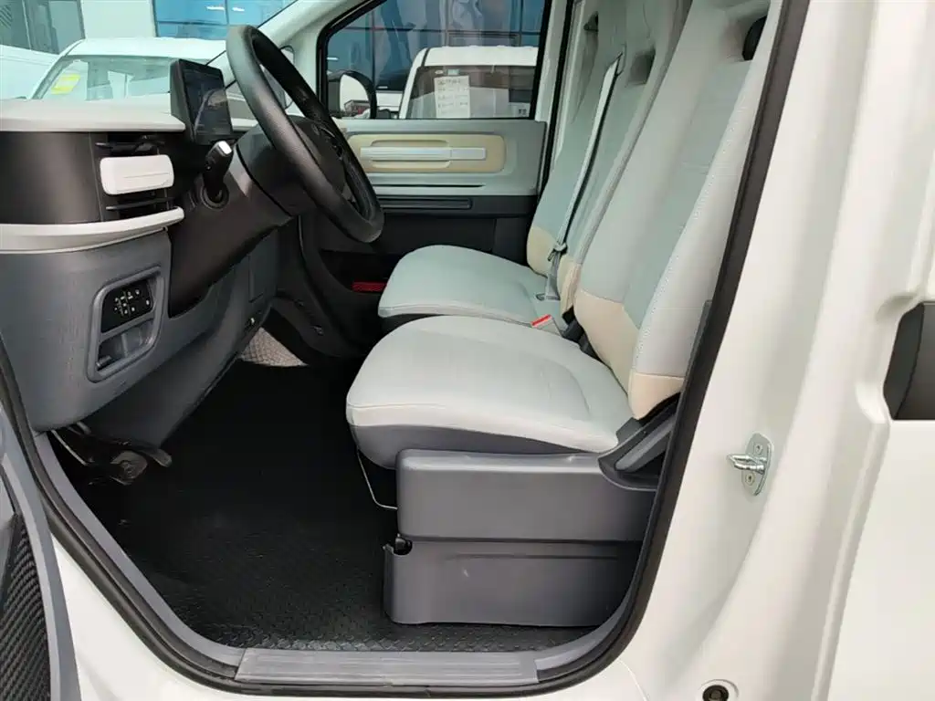 SAIC Maxus Dana V1 2023 Model V1 Short Wheelbase High Roof (43kWh) фото 15