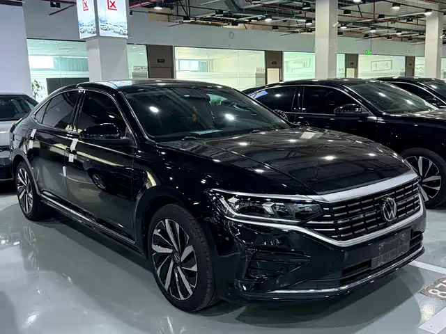 VOLKSWAGEN PASSAT 2023
