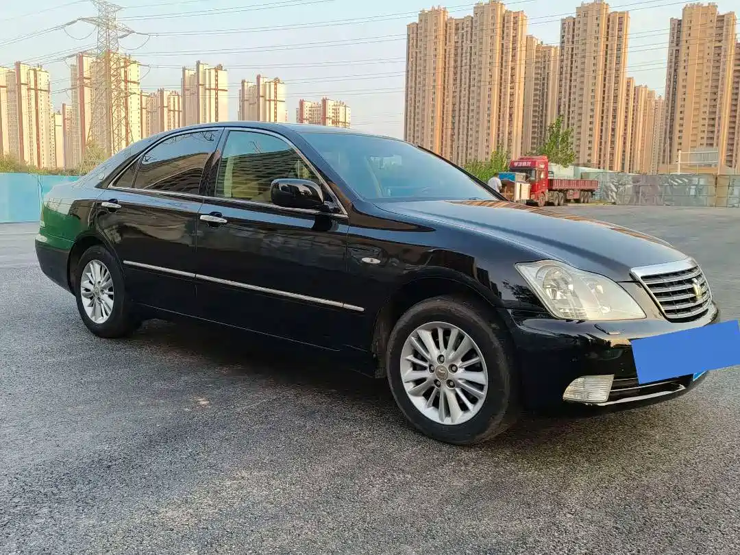 Фото 2 - Toyota Crown