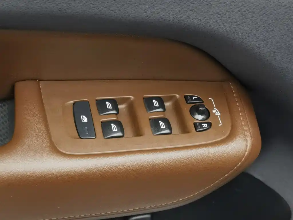Photo 9 - Volvo XC60 Plug-in Hybrid
