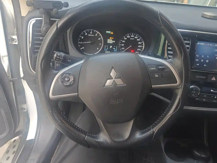 صورة 15 - Mitsubishi Outlander (Import)