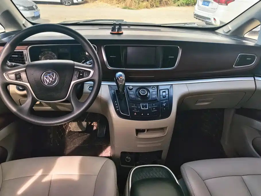 Photo 12 - Buick GL8