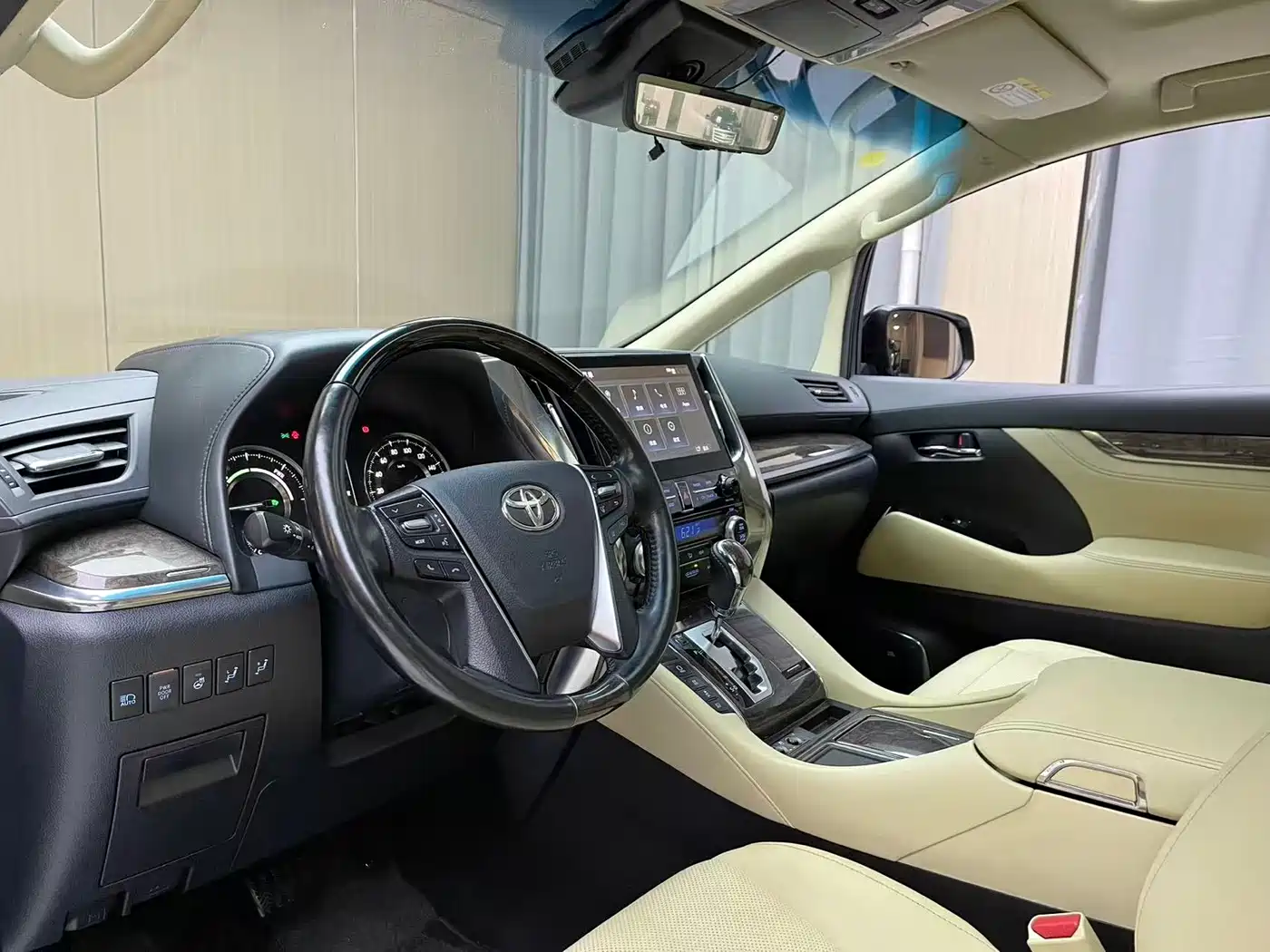 Toyota Vellfire 2020 Twin Engine 2.5L HV Premium Edition фото 4
