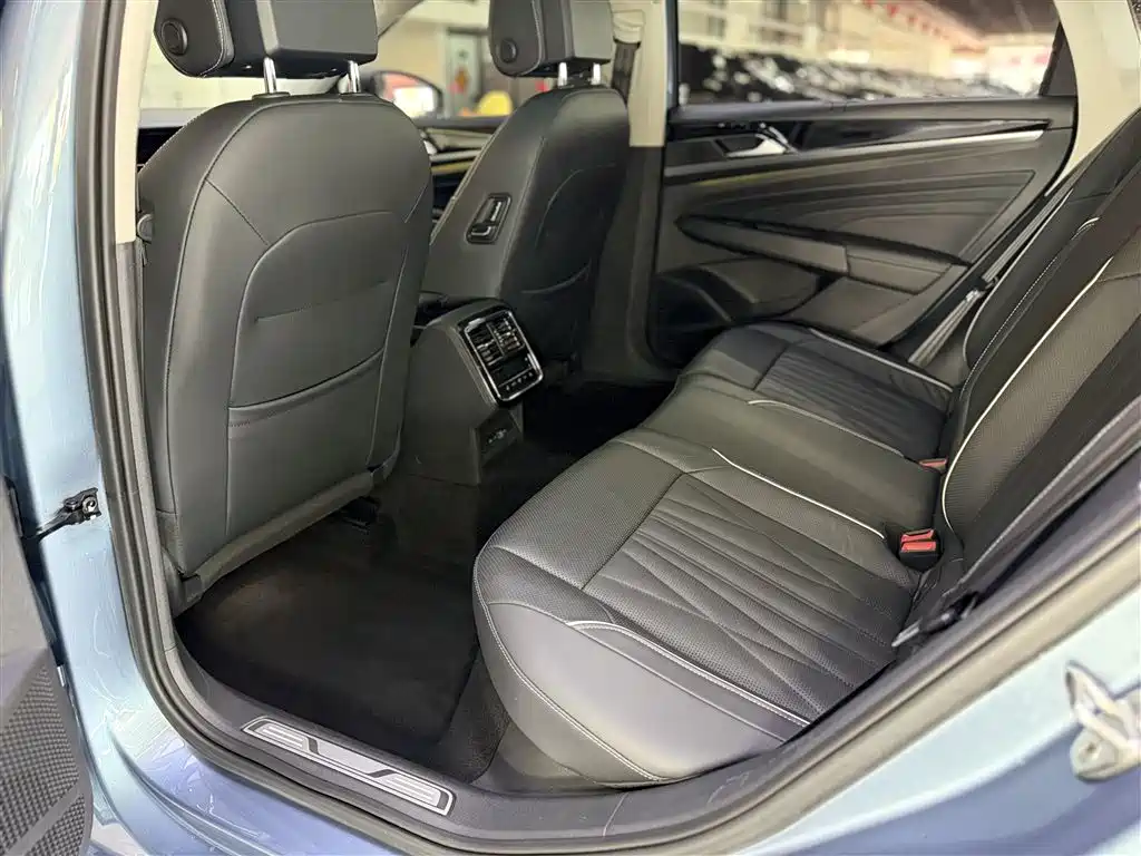 Volkswagen Passat 2022 330TSI Starry Sky Premium Edition фото 24