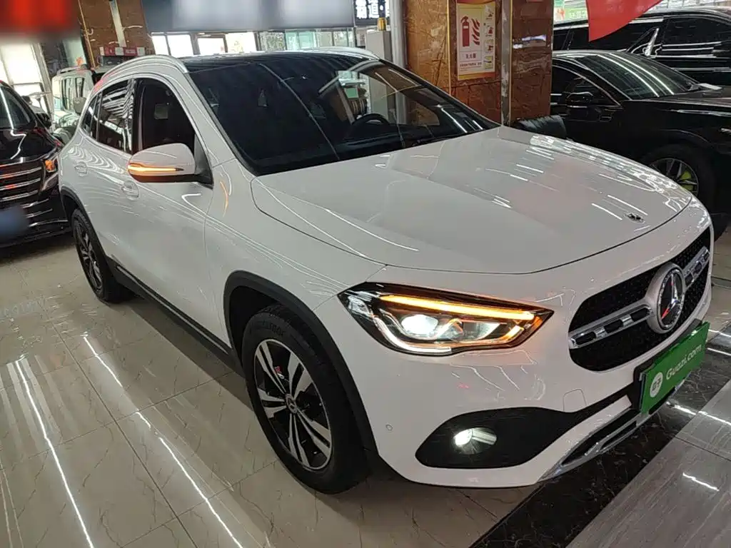 MERCEDES-BENZ GLA