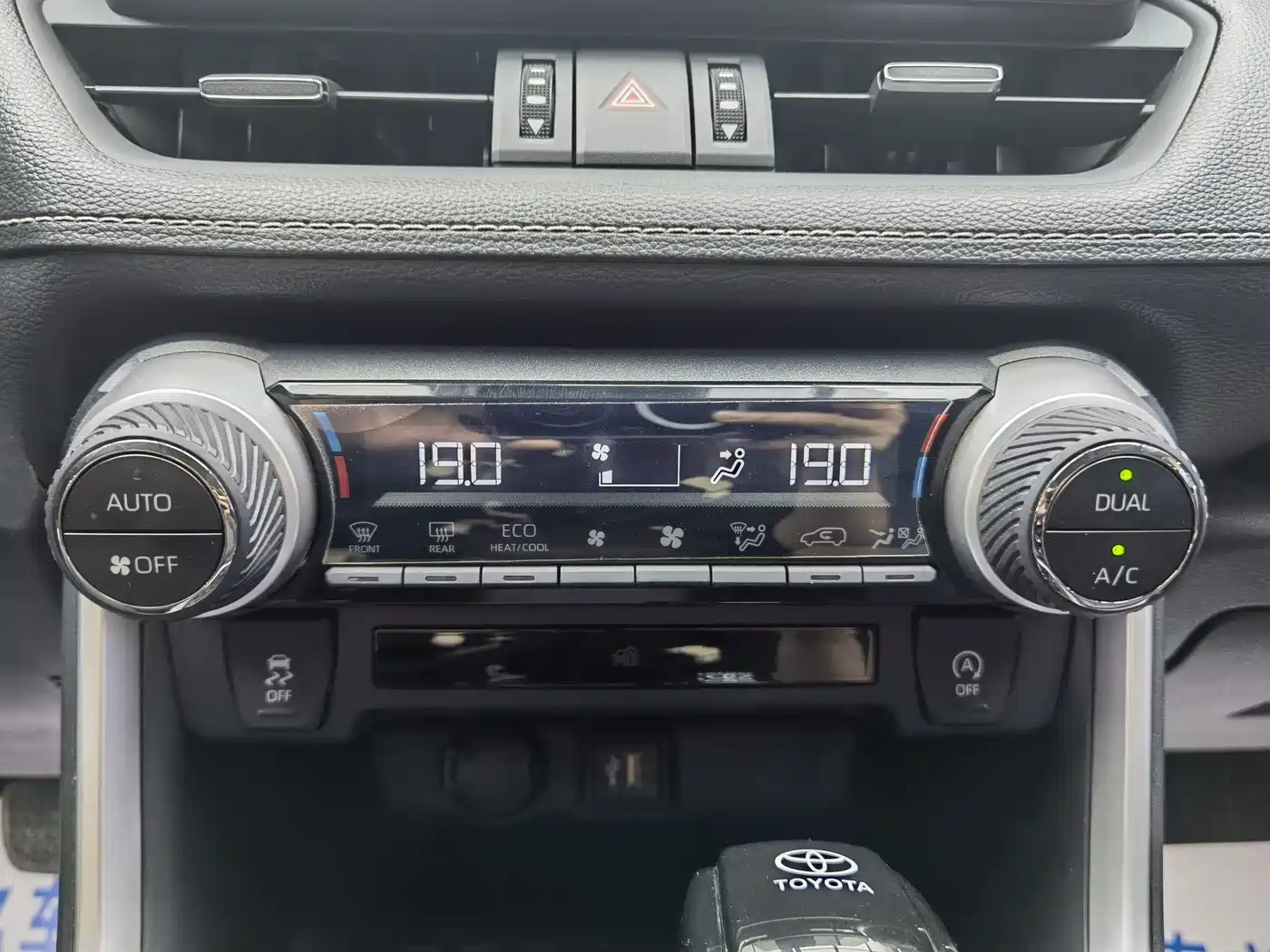 Toyota Wildlander 2023 2.0L CVT AWD Luxury PLUS фото 12