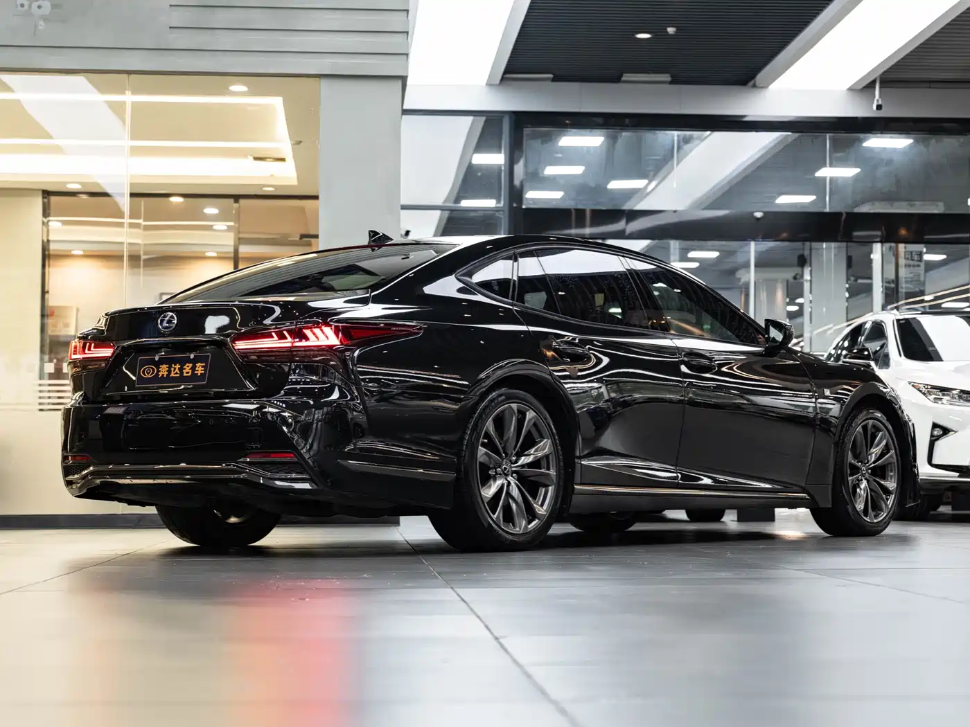 Lexus LS 2018 500h F SPORT China V фото 3