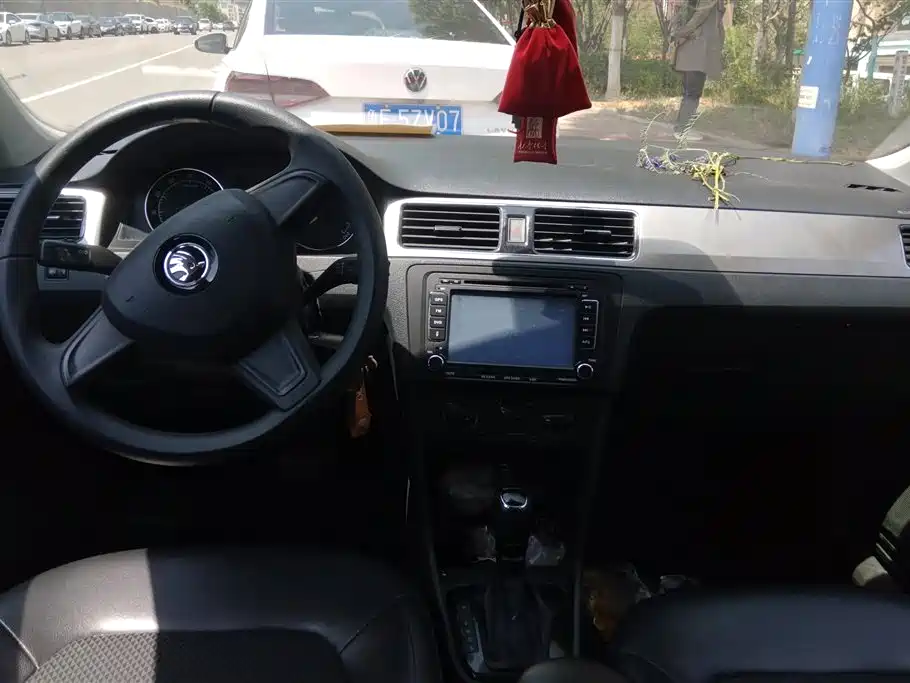 Škoda Skoda Rapid Spaceback 2014 1.6L Automatic Joy Edition фото 12