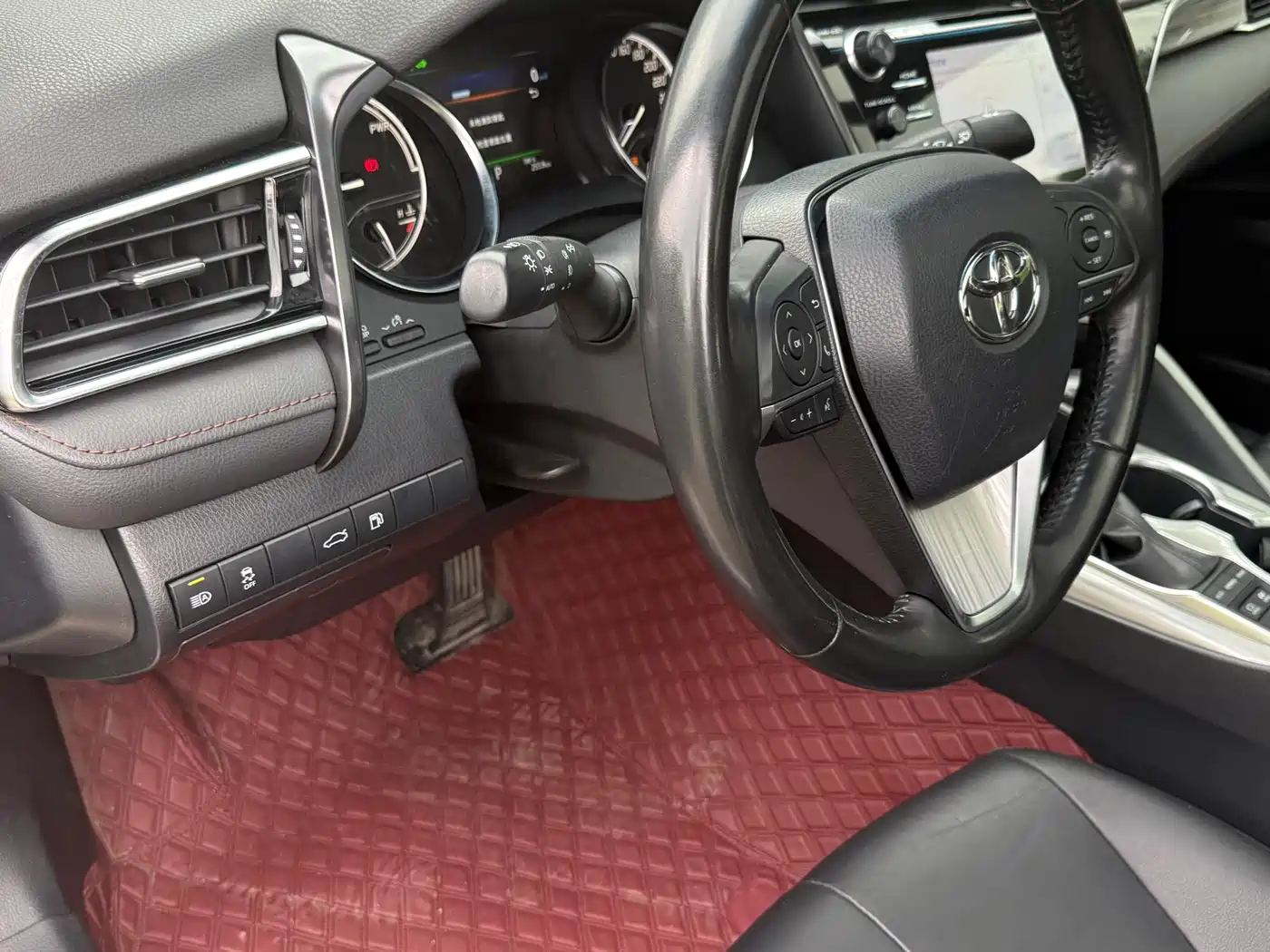 Toyota Camry 2018 Hybrid 2.5HG Luxury Edition фото 16