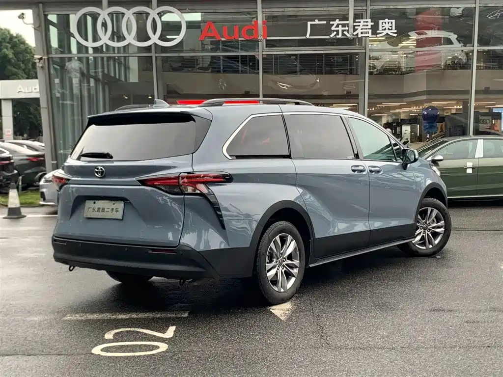 Toyota Sienna 2024 2.5L Hybrid Comfort Edition фото 5