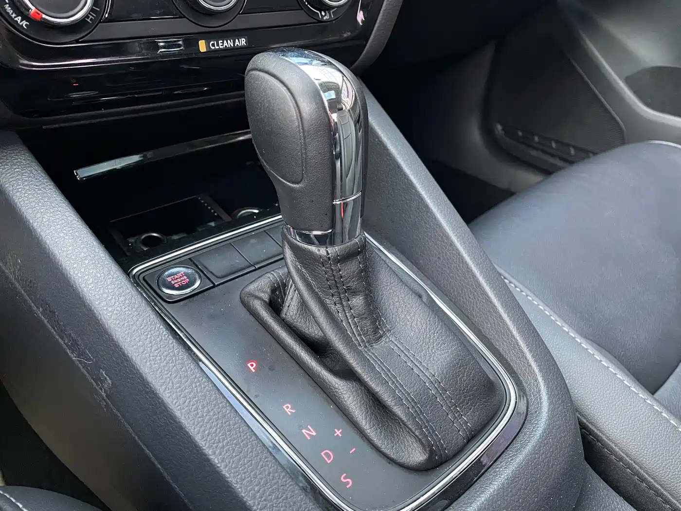 Volkswagen Sagitar 2017 1.6L Automatic Comfort фото 12