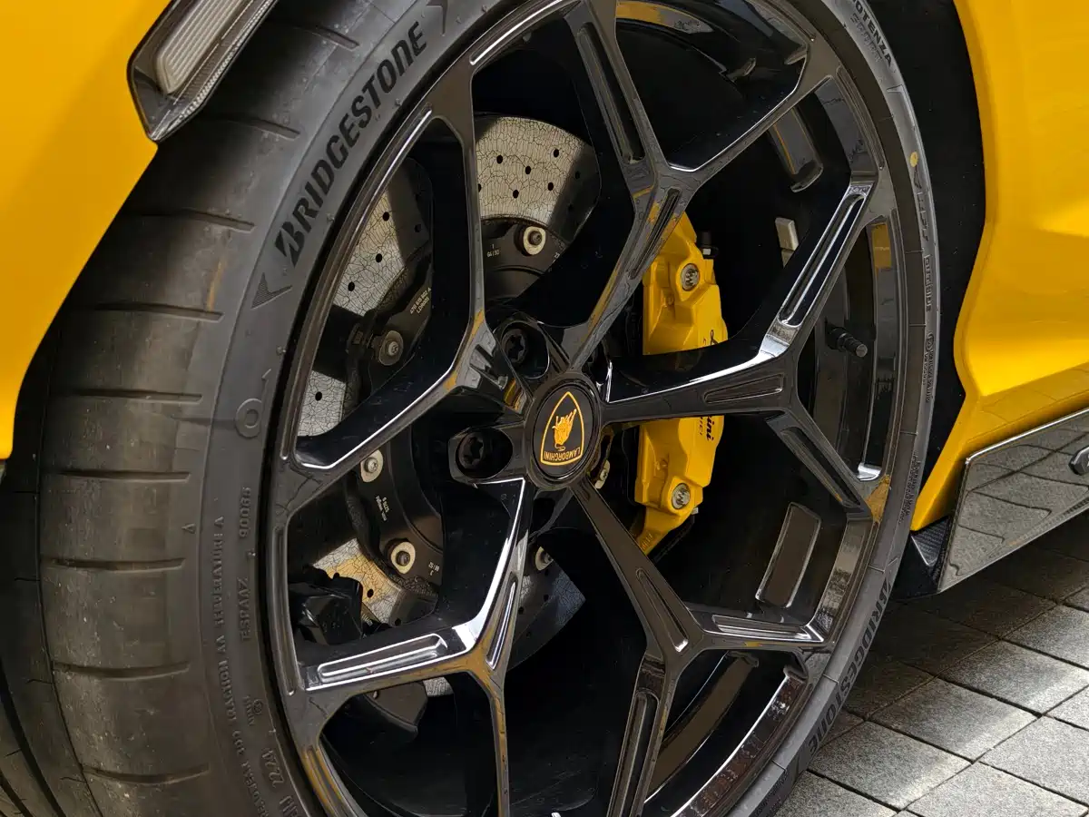 LAMBORGHINI REVUELTO