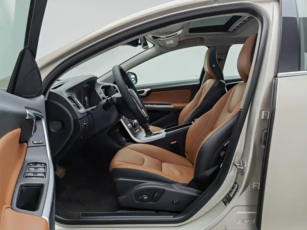 Фото 10 - Volvo S60