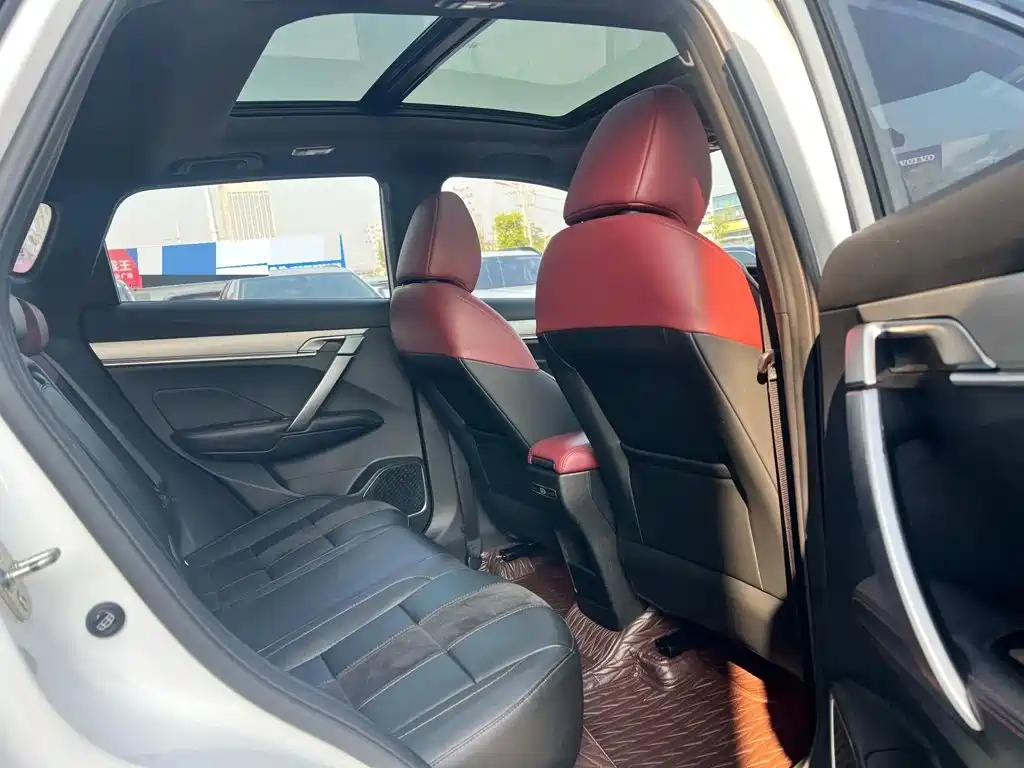 Фото 9 - Geely Binyue