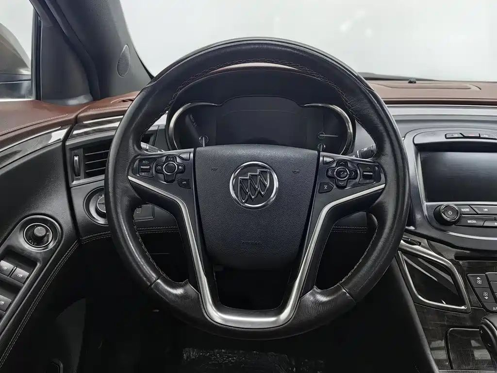 Photo 11 - Buick LaCrosse