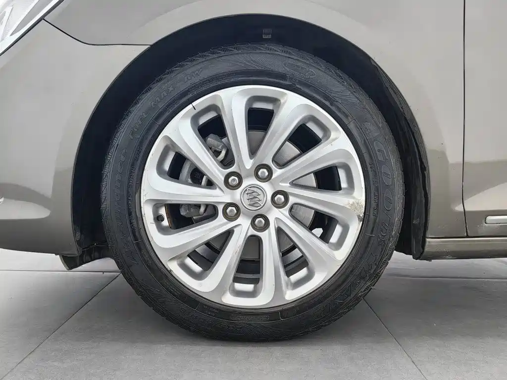 Photo 17 - Buick LaCrosse