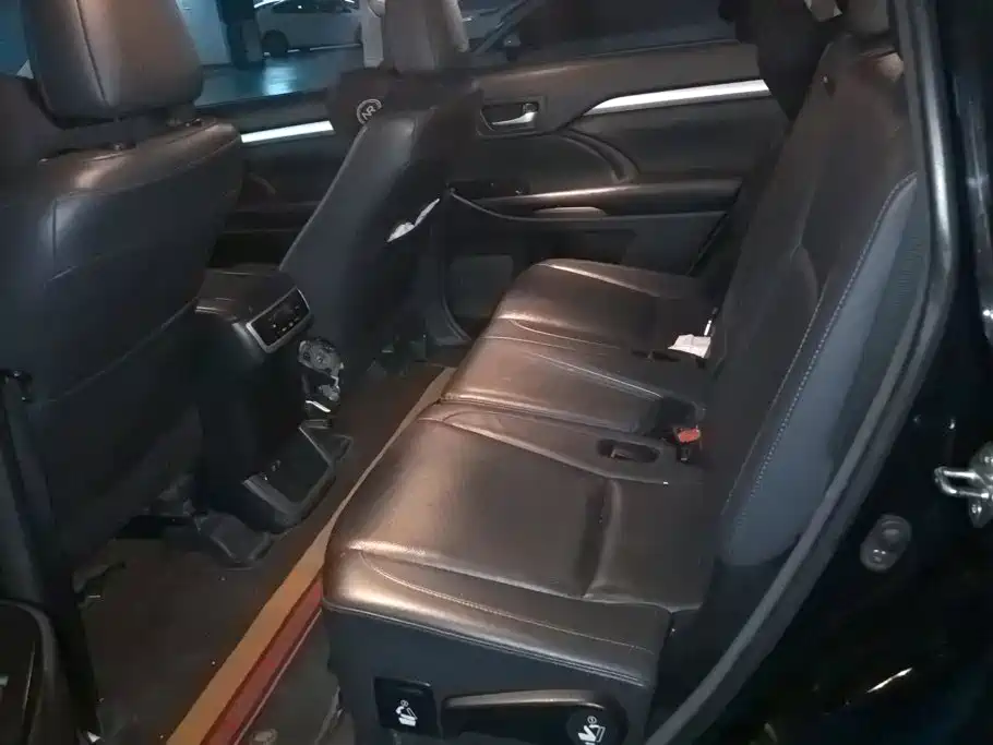 Фото 11 - Toyota Highlander