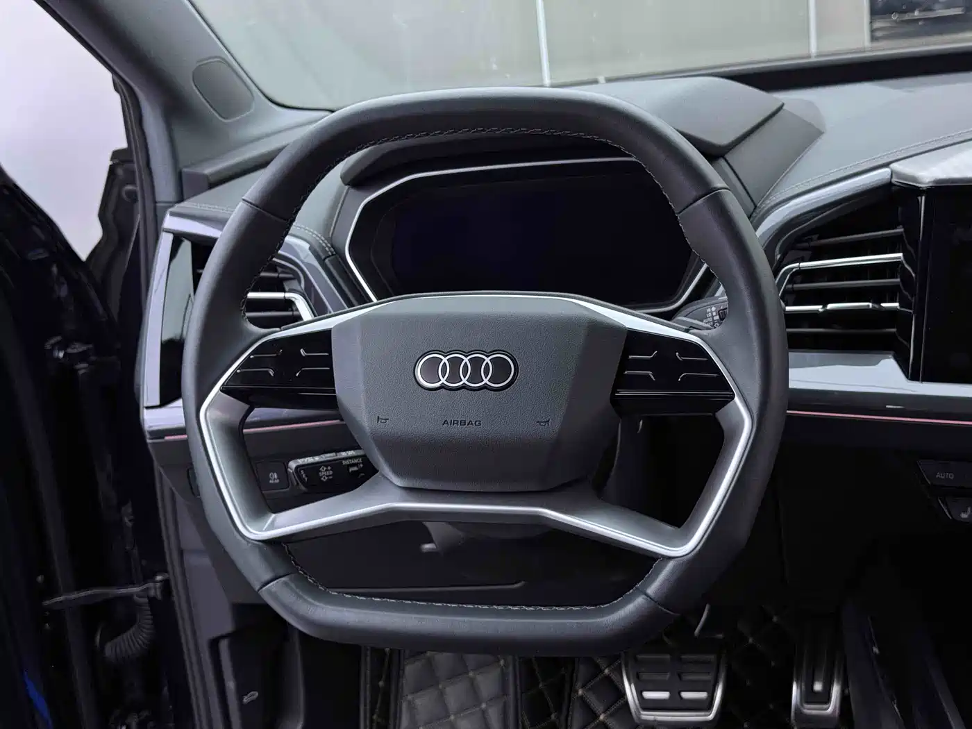 AUDI Q4 E TRON