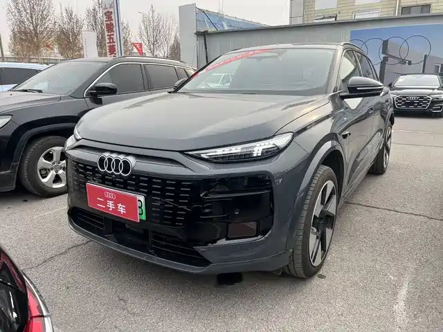 AUDI Q6L E TRON