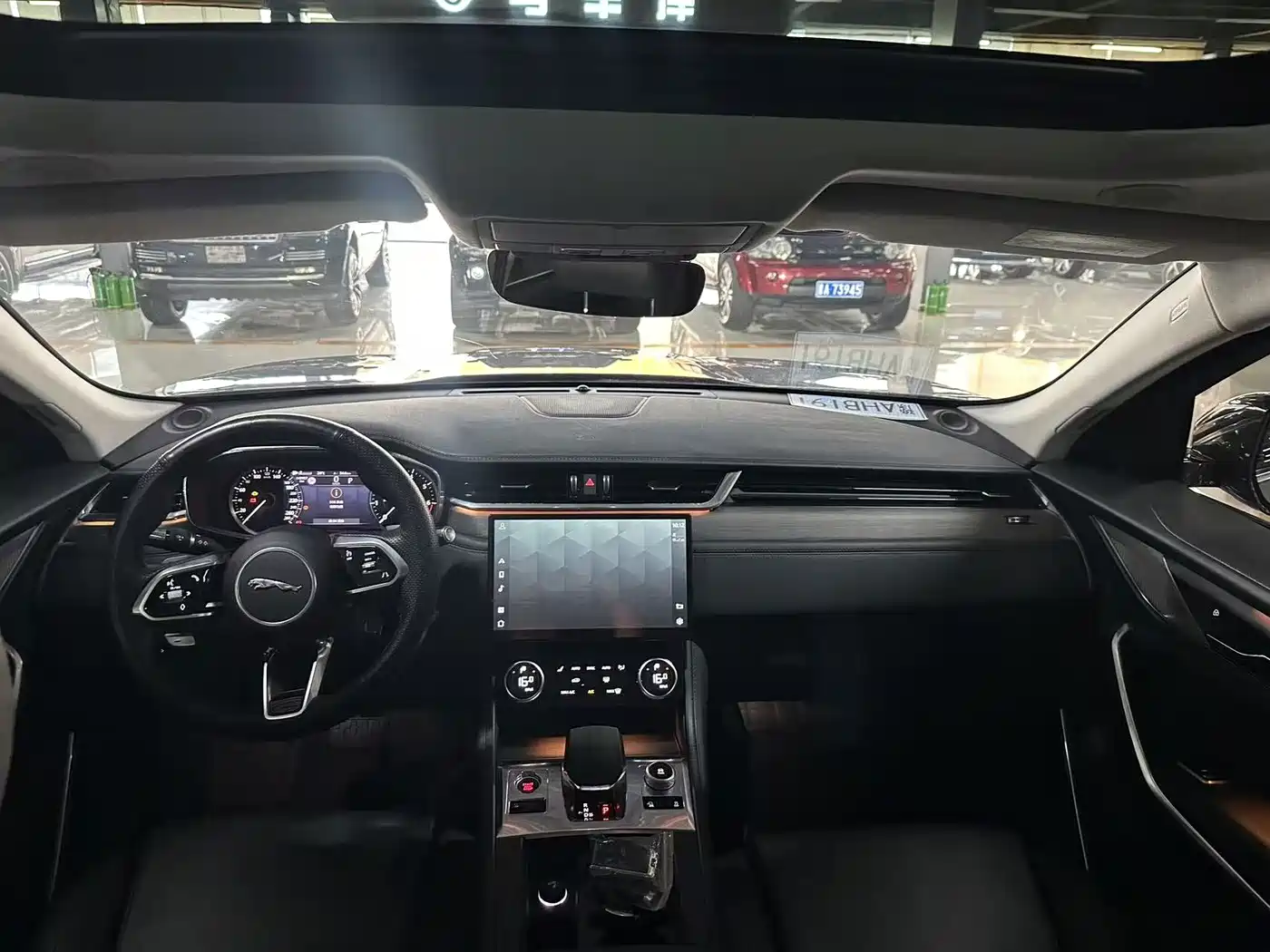 Фото 4 - Jaguar F-PACE