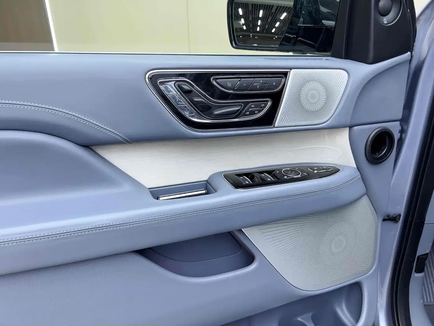 Photo 7 - Lincoln Navigator