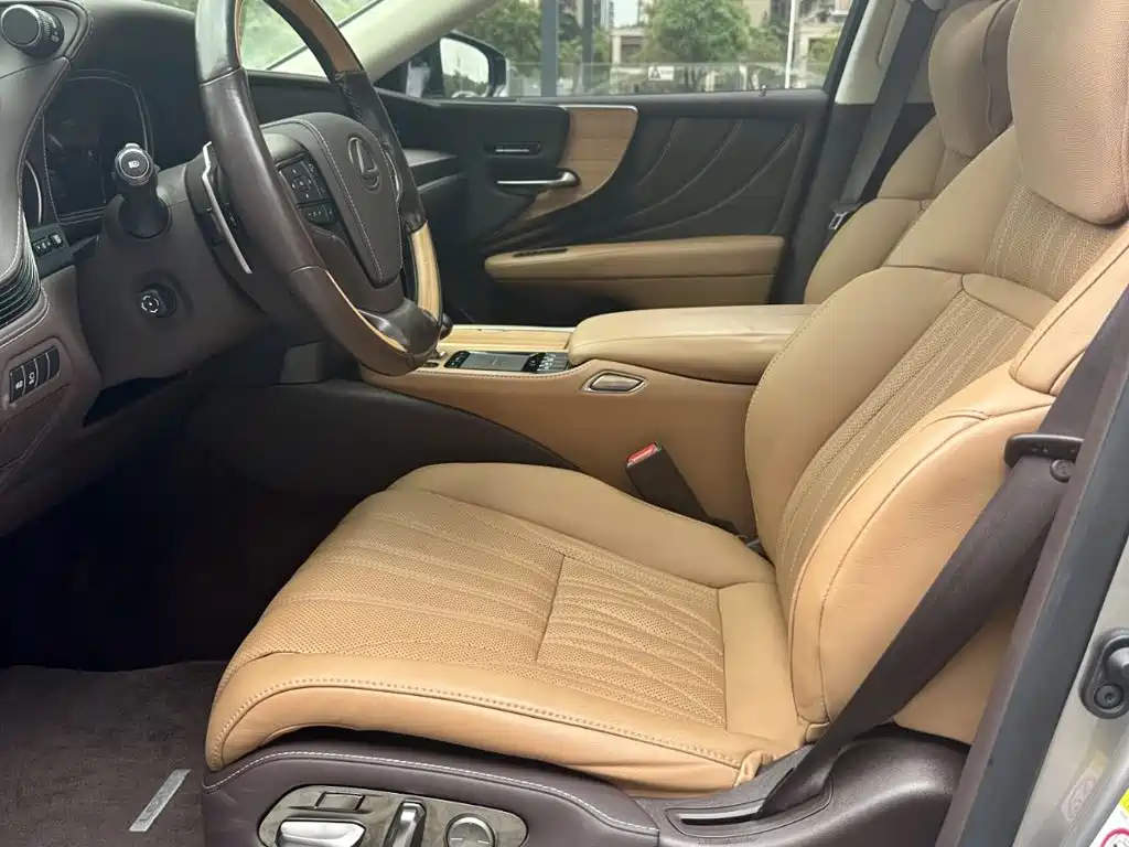 Фото 7 - Lexus LS