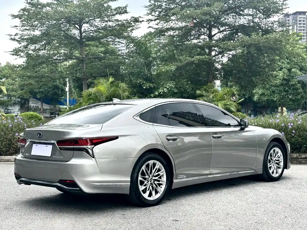 Фото 4 - Lexus LS