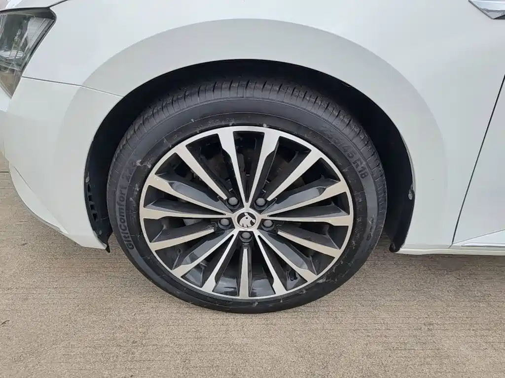 Фото 23 - Škoda Superb