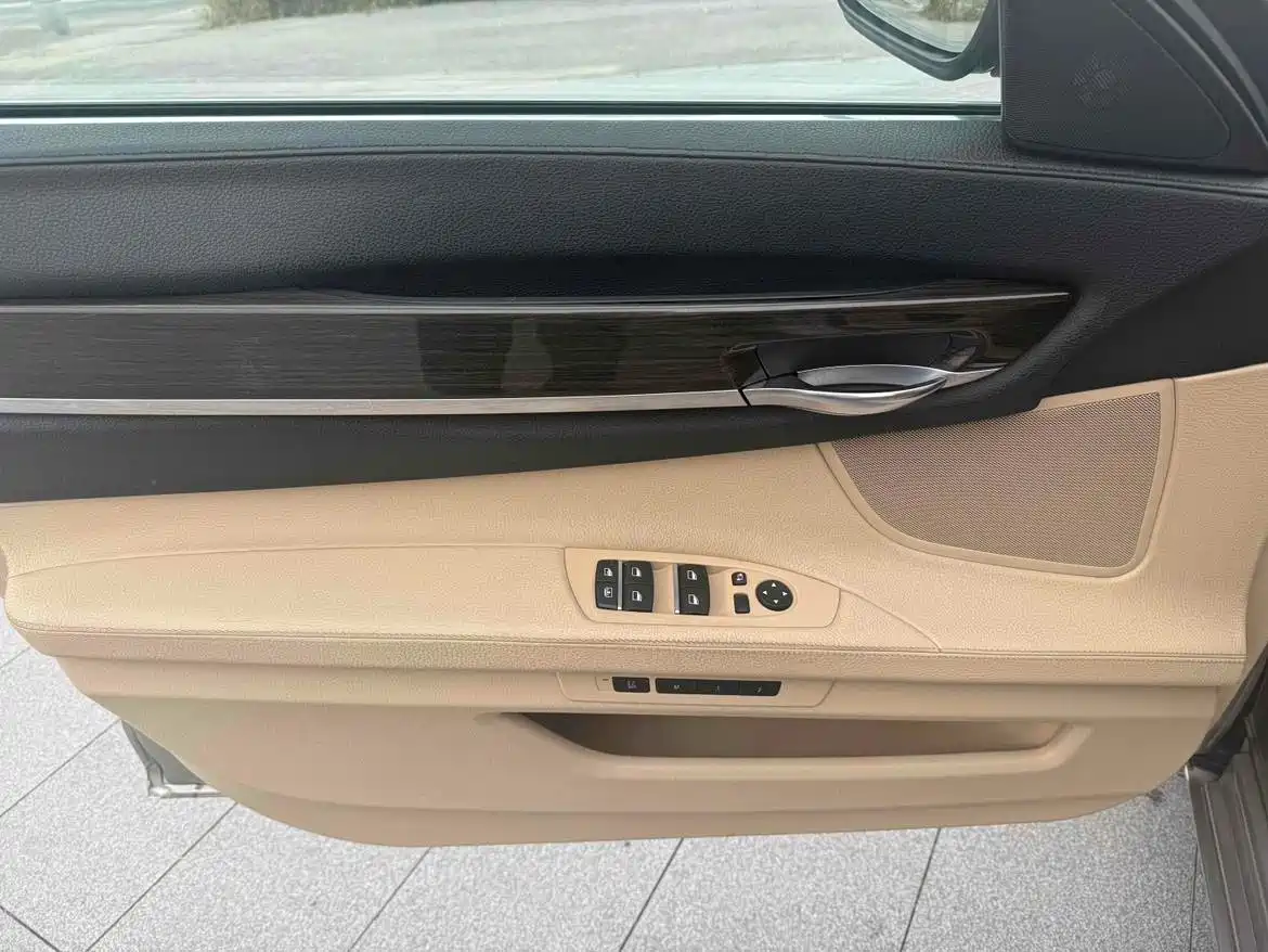 BMW 7 Series 2009 740Li Luxury фото 9