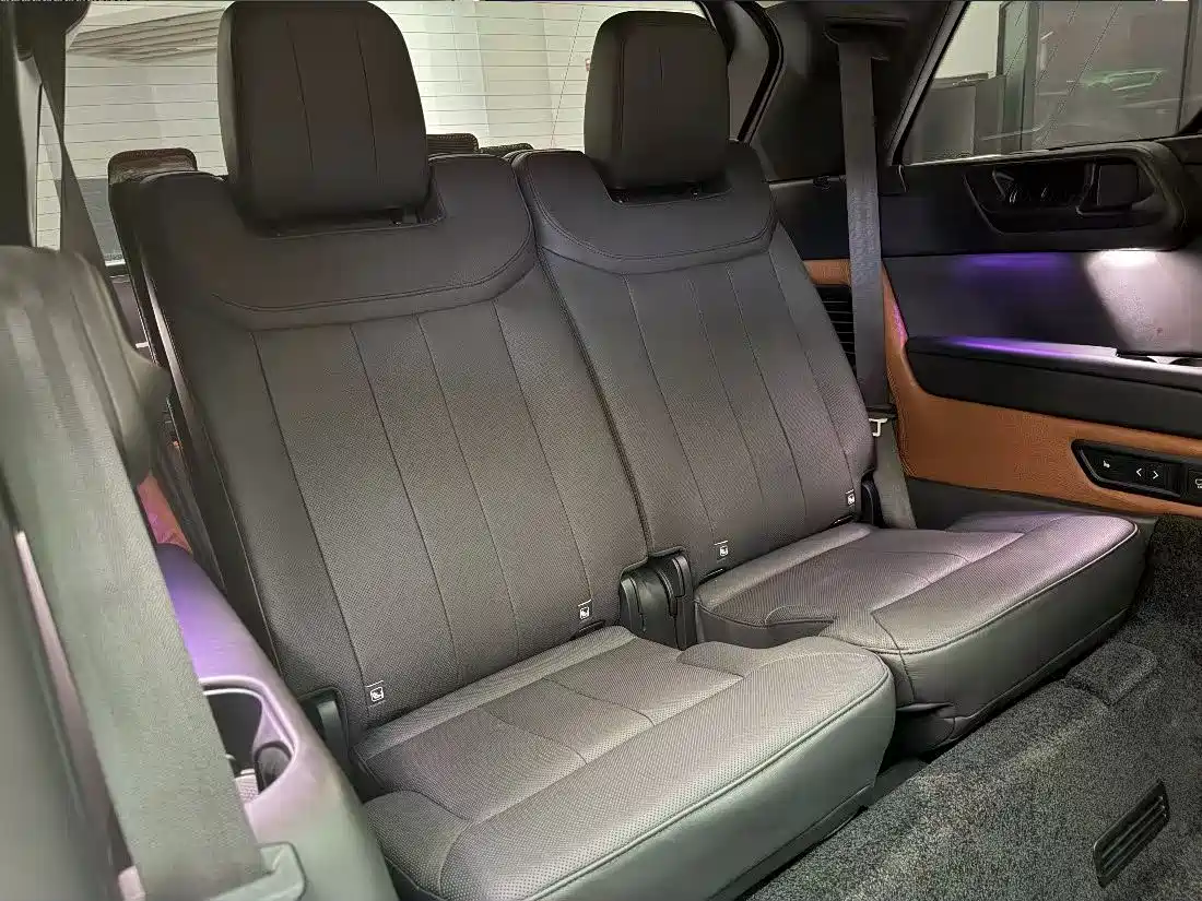 Land Rover Range Rover 2023 3.0 L6 400PS Golden Age 7-Seater Long Wheelbase фото 9