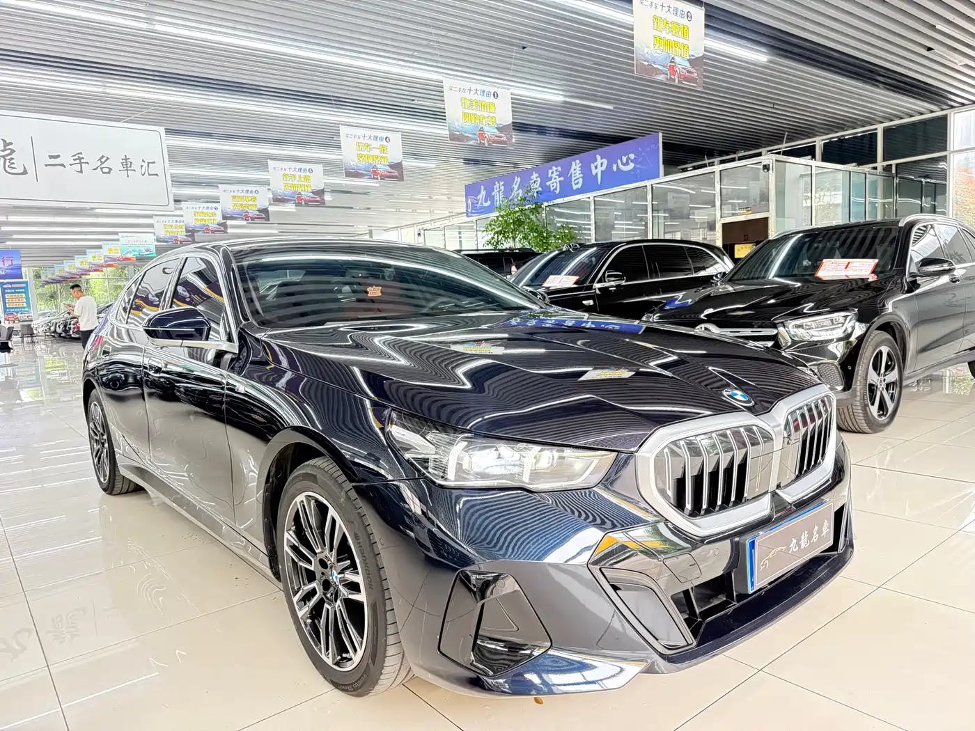 BMW 5 Series 2025 530Li Leading M Sport Package фото 3