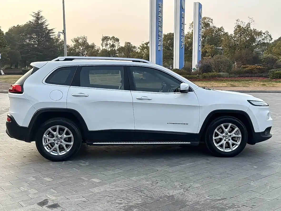 Jeep Cherokee (Import) 2015 2015 2.4L Elite Edition