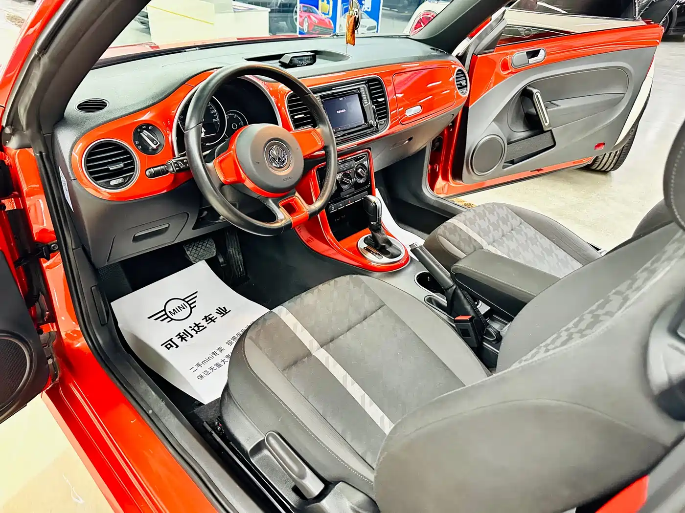 Volkswagen Beetle 2018 180TSI Trend Joy Edition фото 18