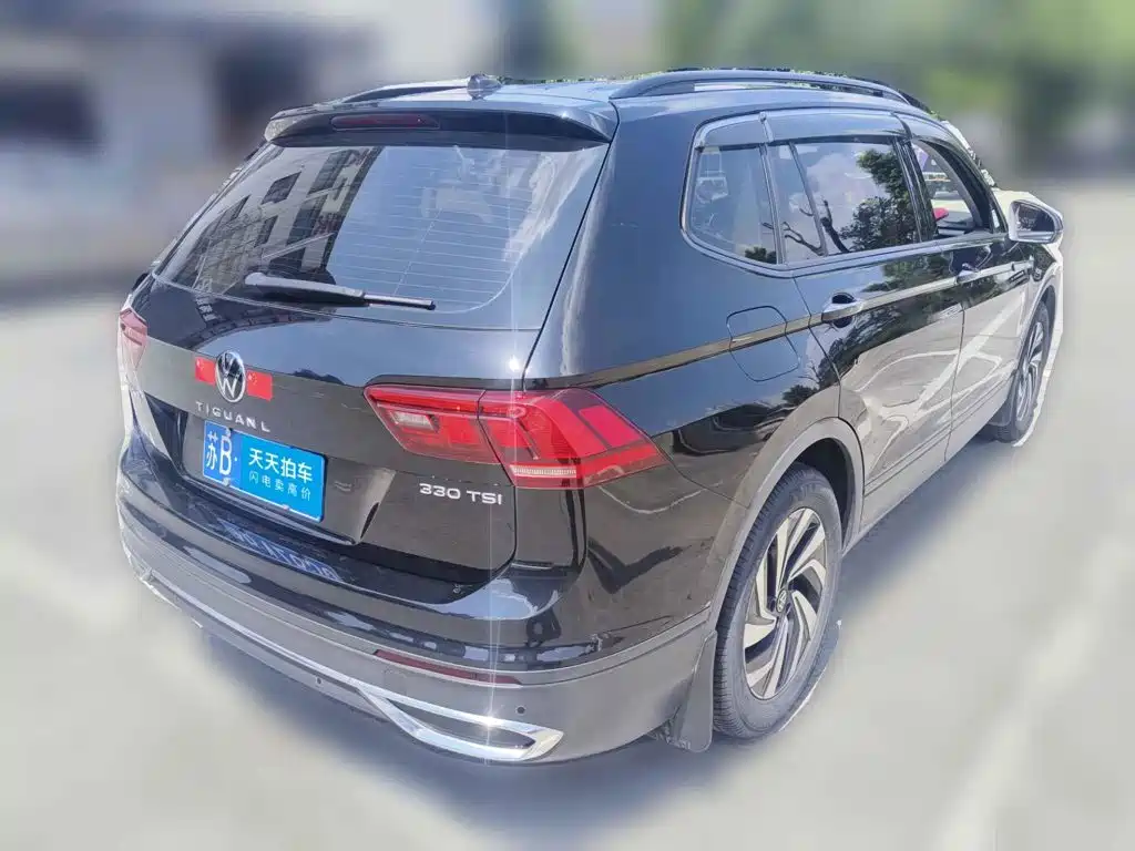 Photo 2 - Volkswagen Tiguan L
