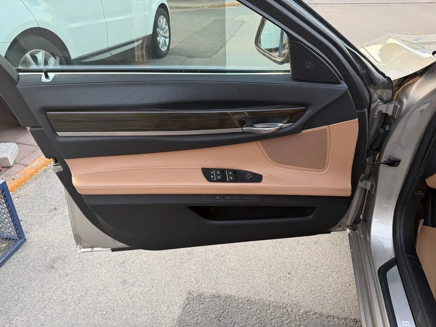 BMW 7 Series 2013 Model 740Li Luxury фото 12